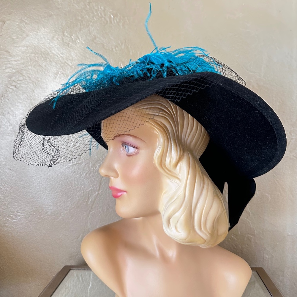 REGAL 1940's BLACK FELKT WIDE BRIM HAT +  TURQUOISE OSTRICH FEATHERS & VEILING